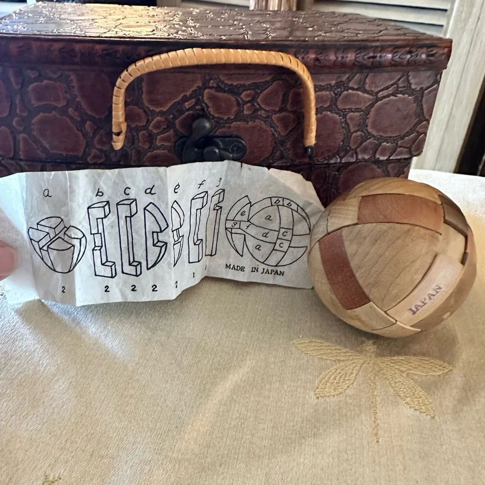 Vintage / Retro Magic Brain Teaser Wooden 3D Puzzle Ball Toy.
